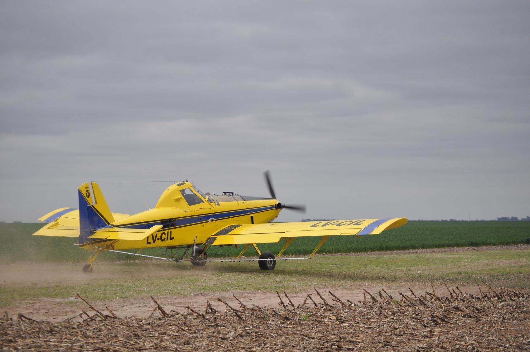Air Tractor de Yebila aterrizando