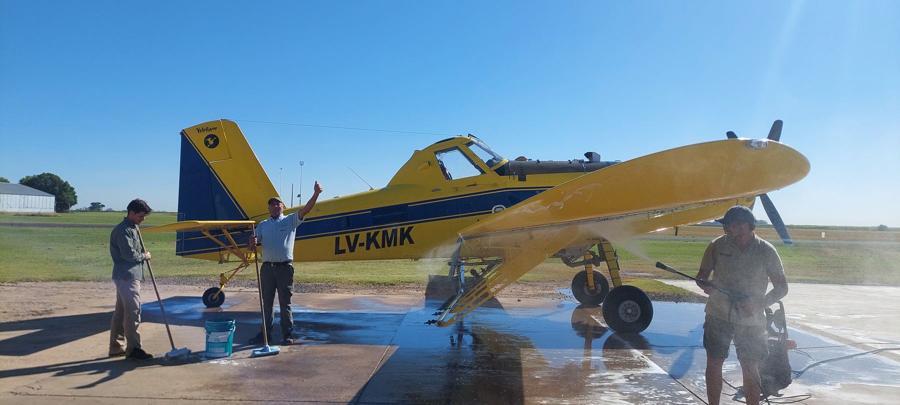 Equipo de Yebila junto al avión LV-KMK