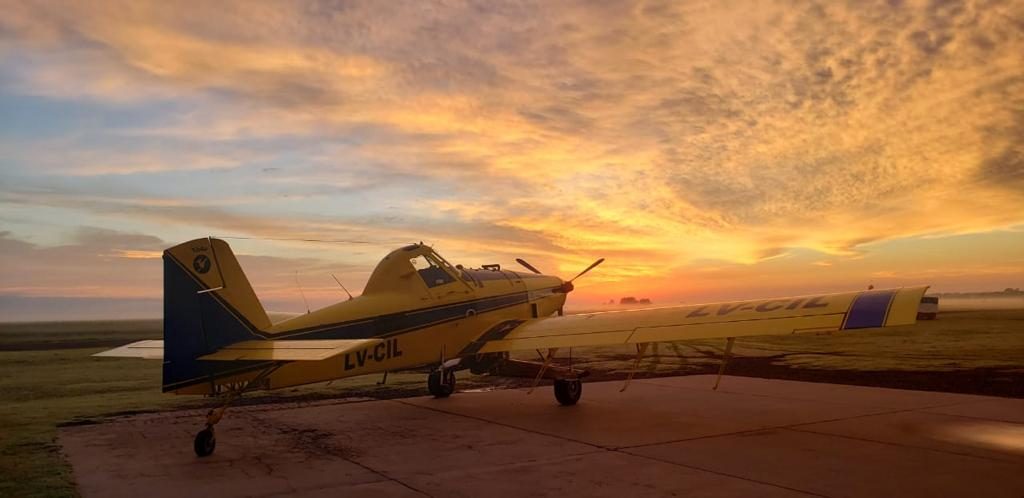 Avión de Yebila al atardecer