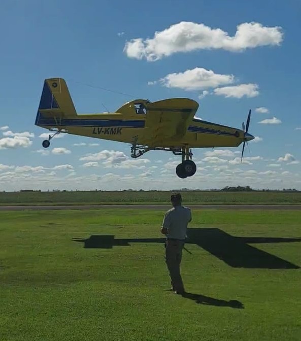 Piloto observando el aterrizaje de un avión de Yebila