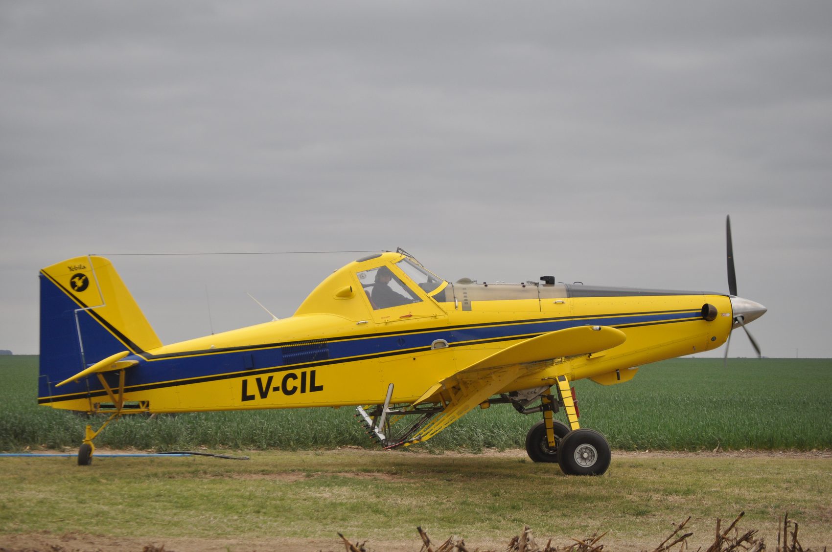 Avión de Yebila en un día nublado