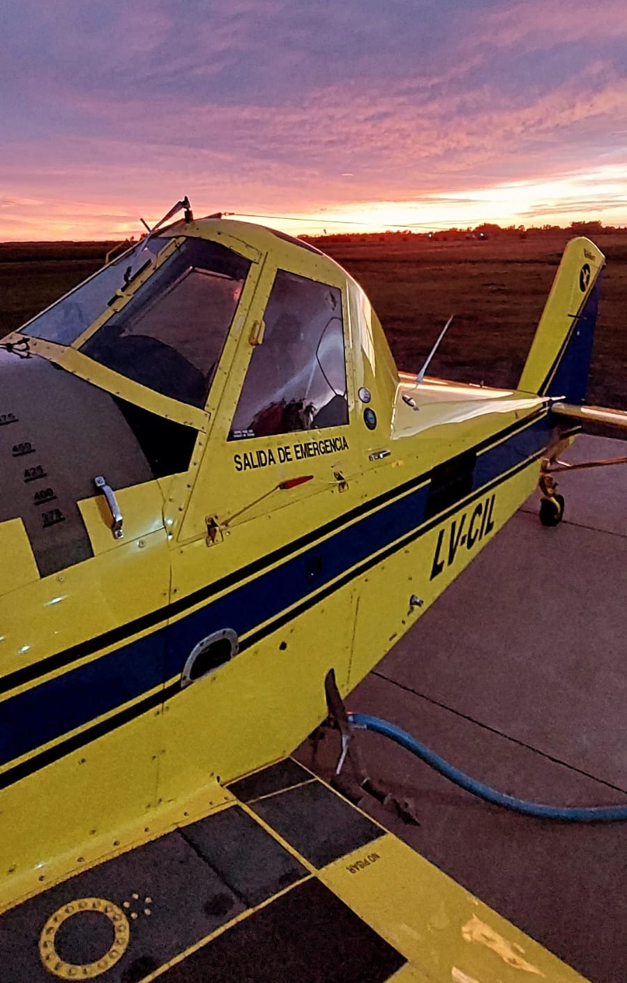 Cabina del avión de Yebila al atardecer