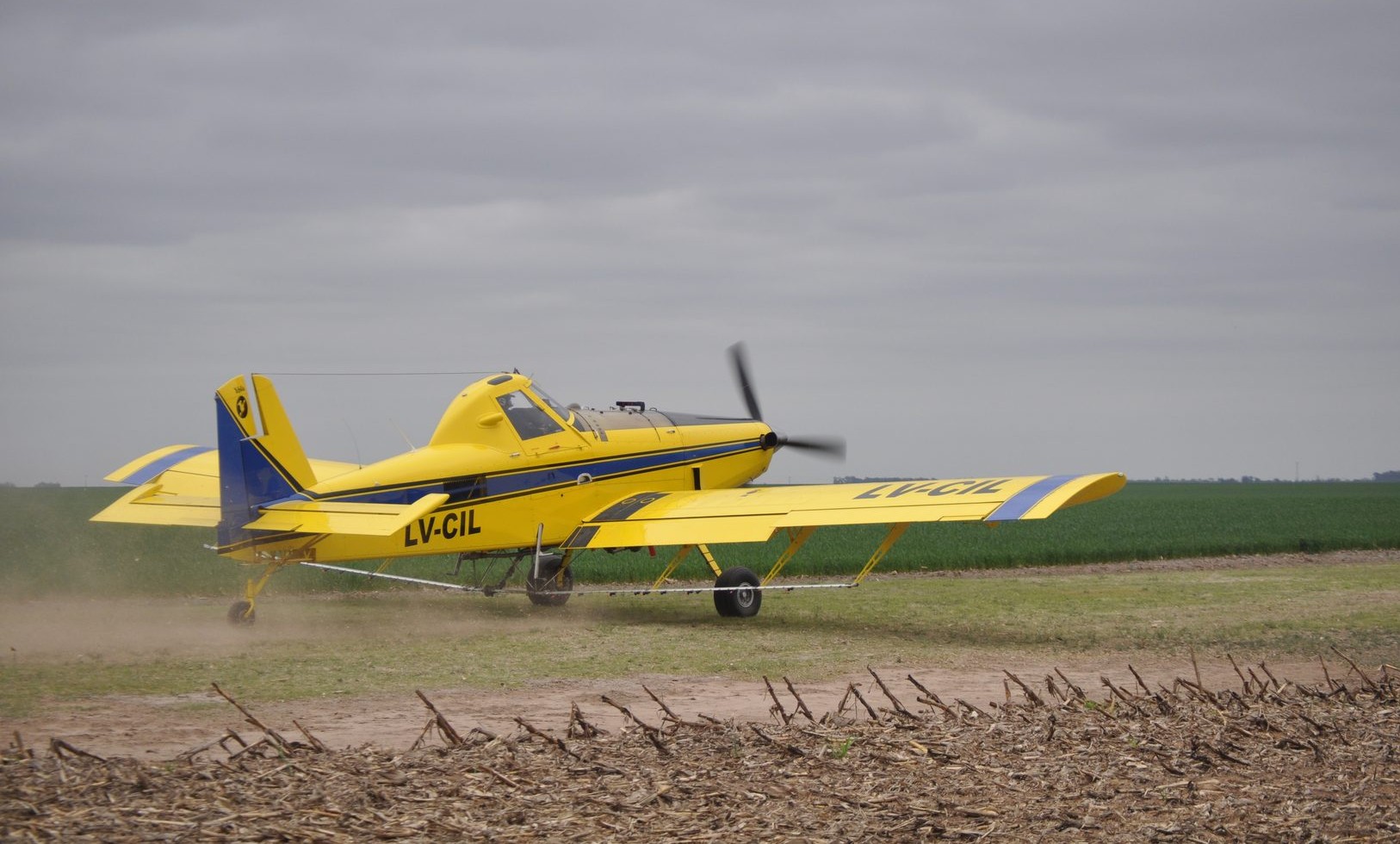 Air Tractor de Yebila despegando sobre un cultivo, rociando