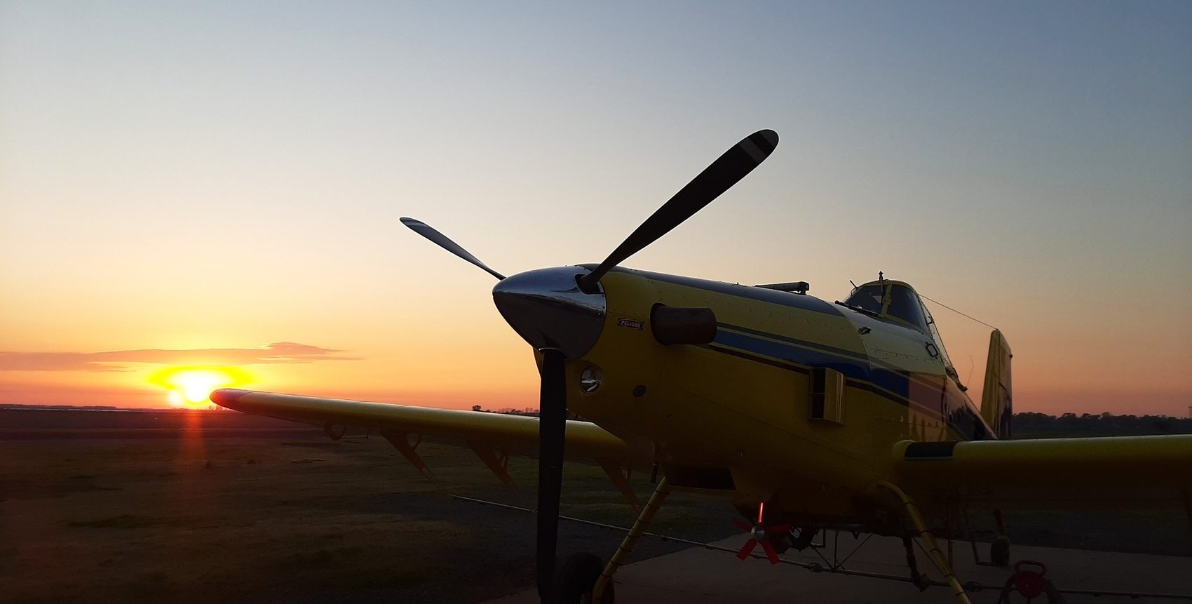 Hélice del avión de Yebila al atardecer