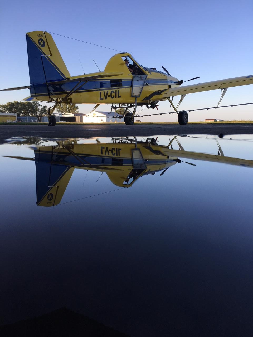 Reflejo del avión de Yebila en un charco