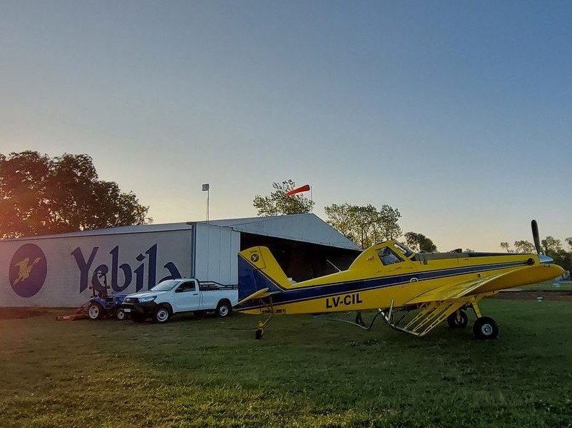 Hilux de Yebila frente al hangar