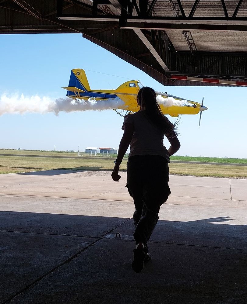 Mirando despegar el avión desde el hangar
