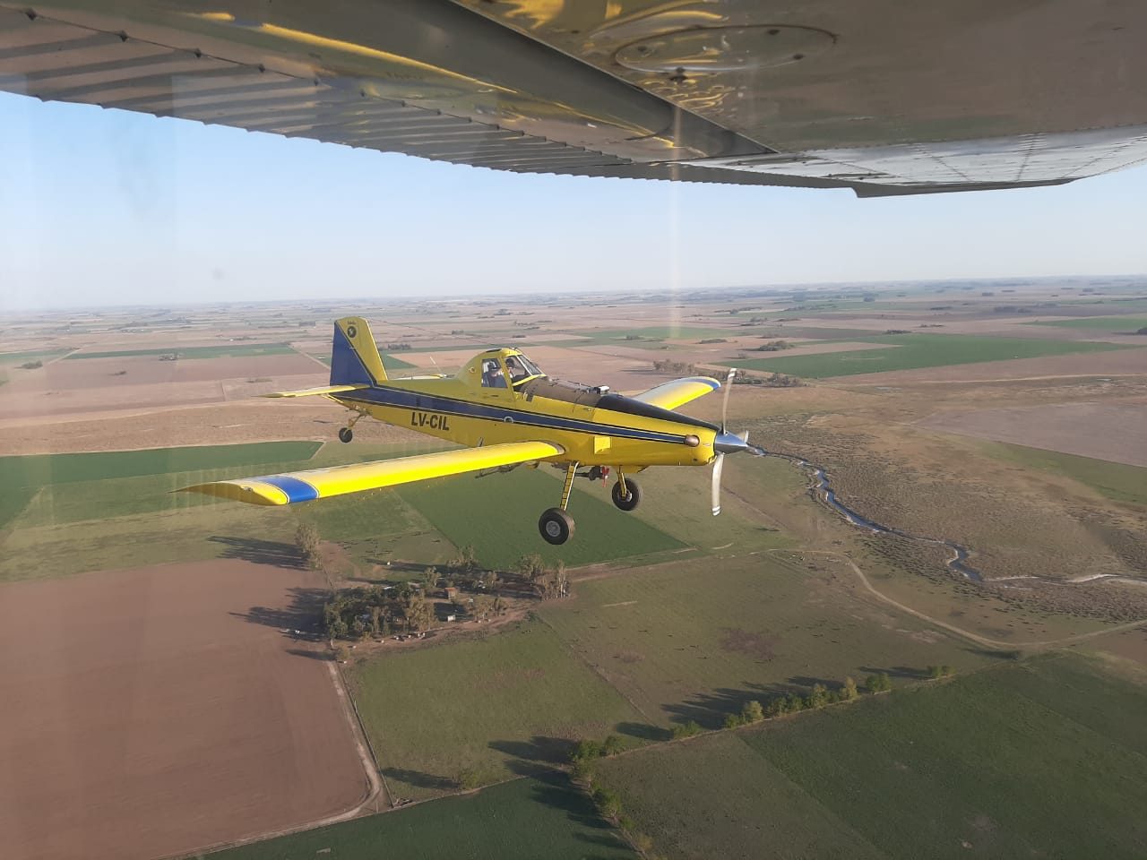 Avión de Yebila en vuelo sobre el campo